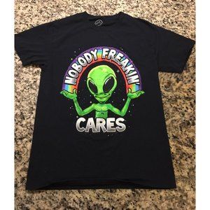 Nobody Freakin Cares Alien Graphic Tshirt Size Small - MAKE OFFER 🙂